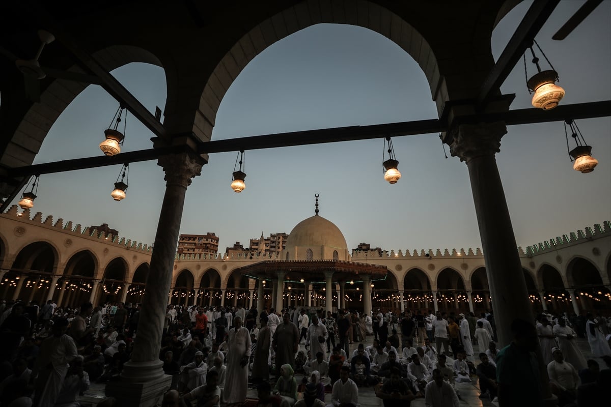 Mısır’ın başkenti Kahire’deki yüzlerce Müslüman, Kurban Bayramı namazını kıldı.