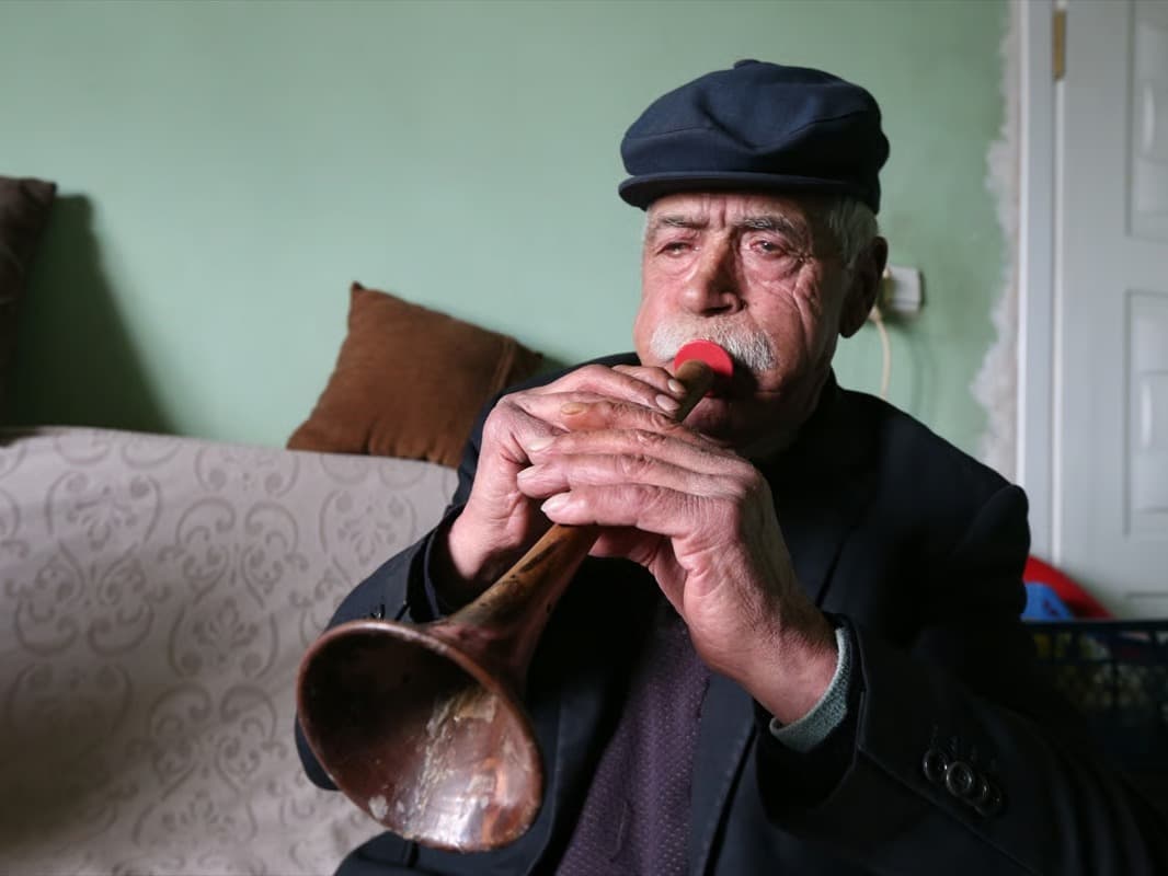 Karslı Nazim dede, meyini bu kez hastalar için çaldı