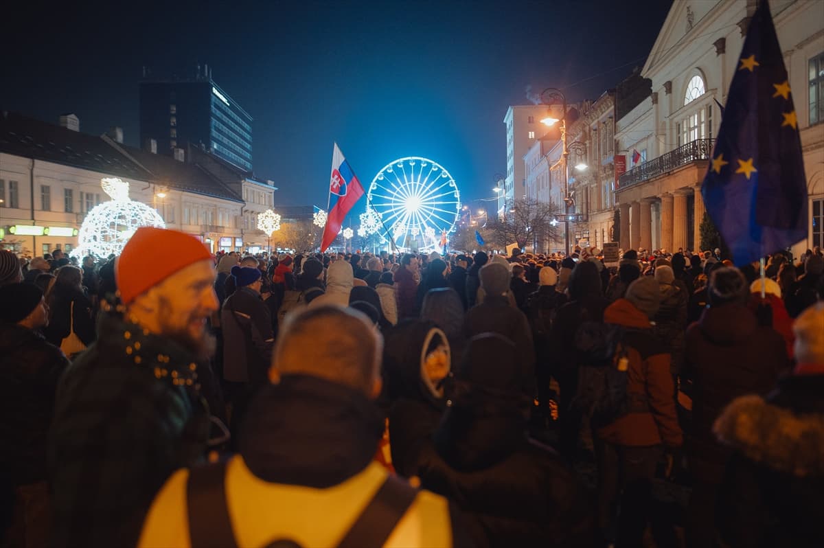 Slovakya’da binlerce kişi Fico hükümetini protesto etti