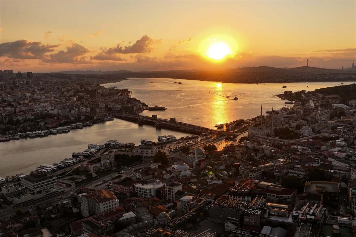 İstanbul’da gün doğumu tarihi yarımadayı kartpostallık görüntülerle bezedi