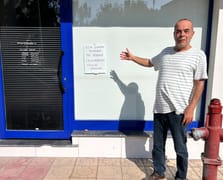 Hava sıcaklığı 45 dereceyi bulunca iş yerine not asıp tatile çıktı