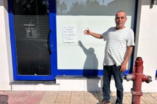 Hava sıcaklığı 45 dereceyi bulunca iş yerine not asıp tatile çıktı