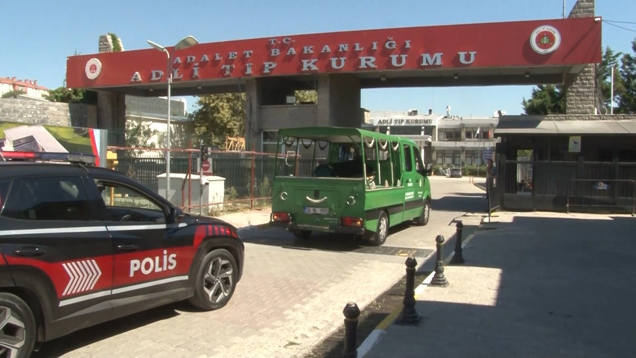 Mezardan alınan kemik, toprak ve diğer tıbbi örnekler Adli Tıp Kurumu'na götürüldü.