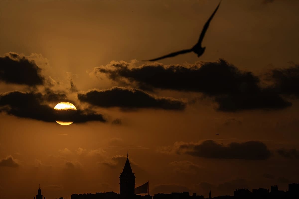 İstanbul'un tarihi silüeti gün batımında objektife yansıdı