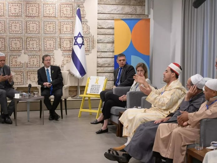 İmam kılıklı şarlatan İsrail Cumhurbaşkanına övgüler yağdırdı