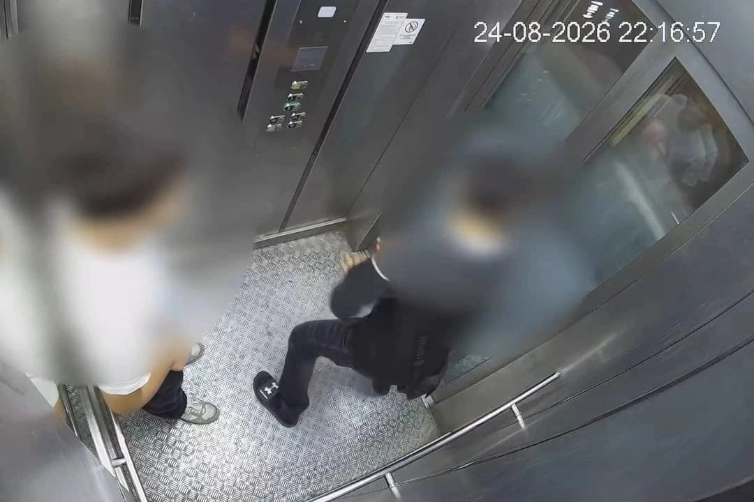 Omuz attıkları asansör arızalanınca içeride mahsur kaldılar