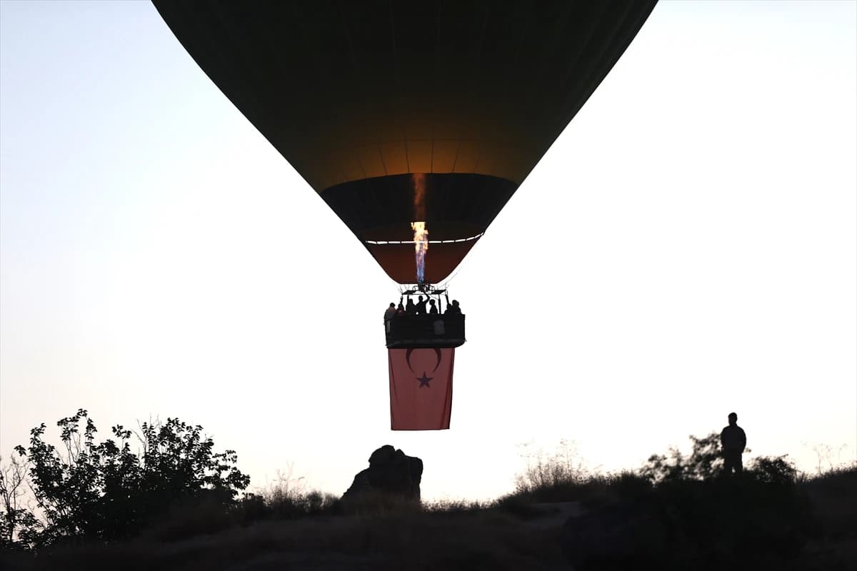 Kapadokya gökyüzünde anlamlı uçuş: Sıcak hava balonları 15 Temmuz için havalandı