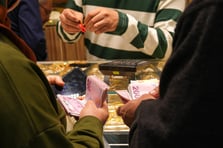 Altın güne düşüşle başladı: Gram fiyatı 4 bin 376 TL'ye geriledi