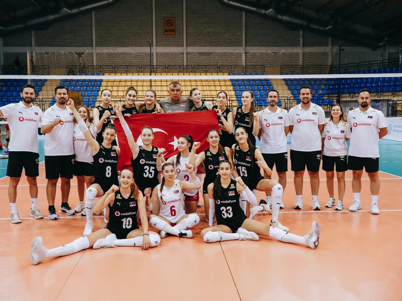 16 Yaş Altı Kız Milli Voleybol Takımı'ndan gümüş madalya