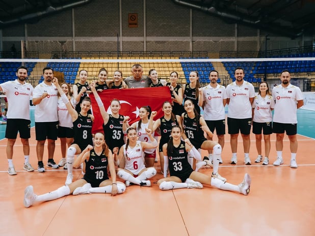 16 Yaş Altı Kız Milli Voleybol Takımı, Balkan Şampiyonası'nda ikinci olarak gümüş madalya kazandı