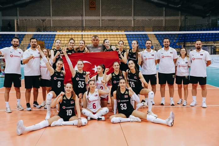 16 Yaş Altı Kız Milli Voleybol Takımı, Balkan Şampiyonası'nda ikinci olarak gümüş madalya kazandı