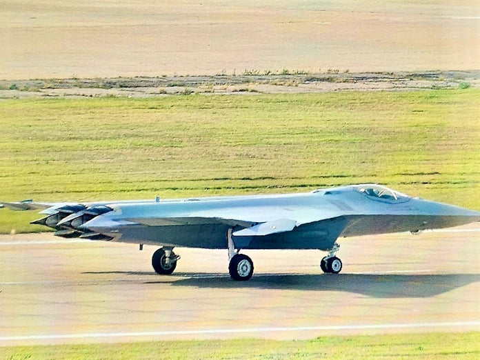 Çin'in kuyruksuz J-XDS Stealth savaş uçağına dair yeni görüntüler ortaya çıktı