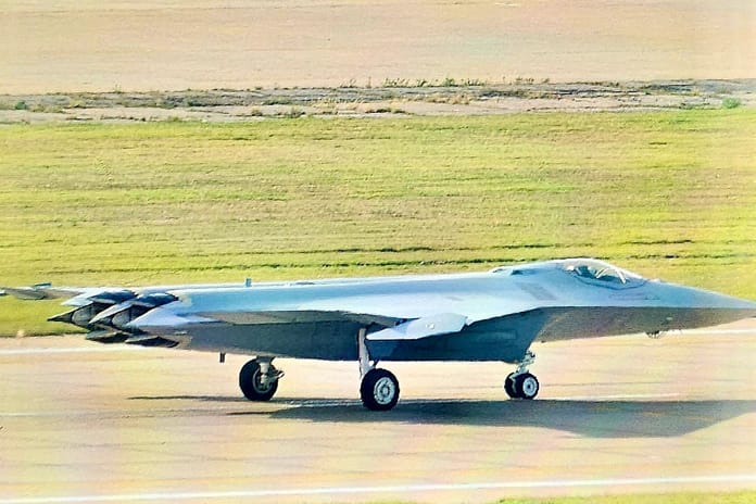 Çin'in kuyruksuz J-XDS Stealth savaş uçağına dair yeni görüntüler ortaya çıktı