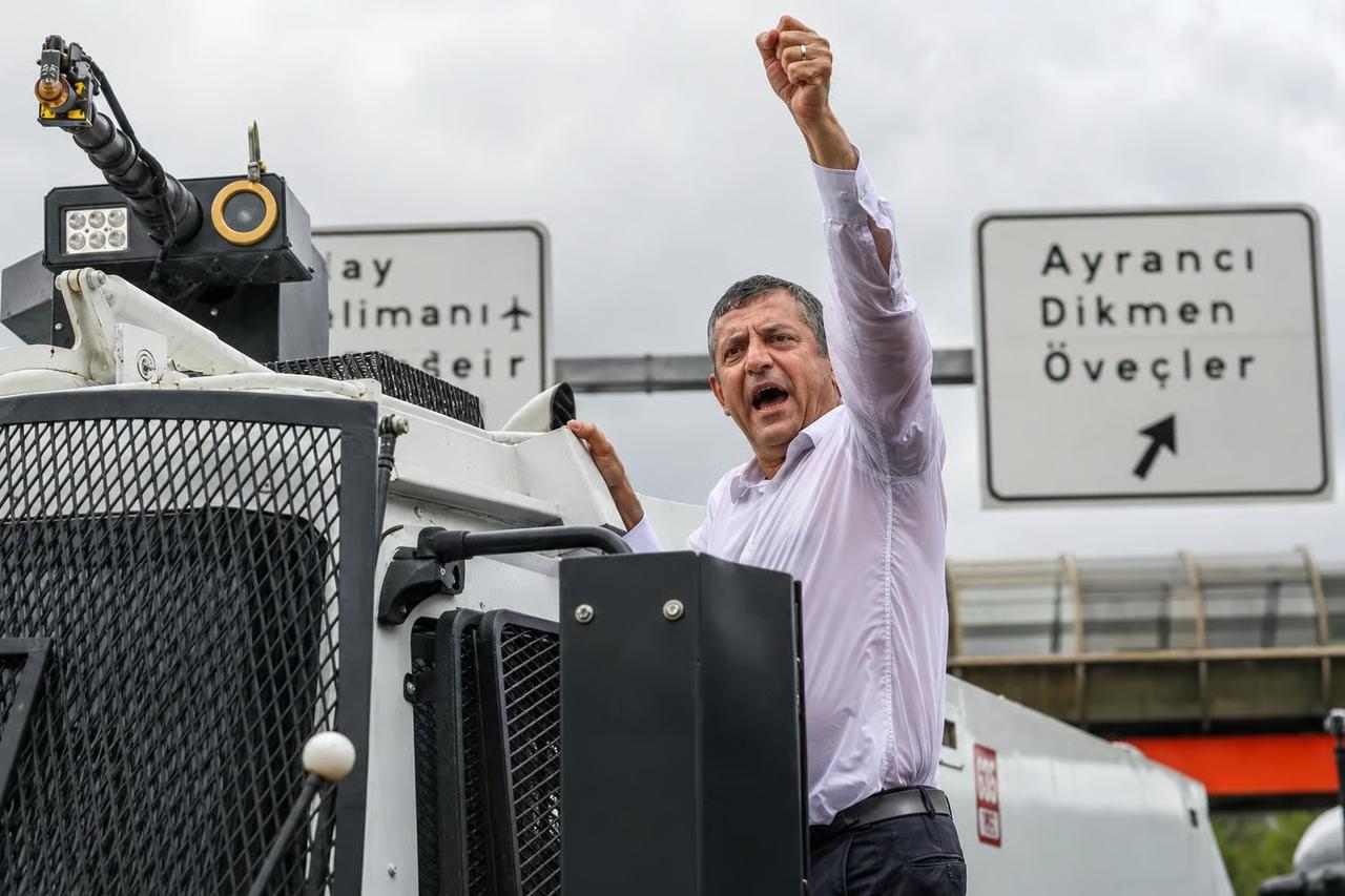 CHP’de grup toplantısı krizi! Özgür Özel cephesinden açıklama geldi 