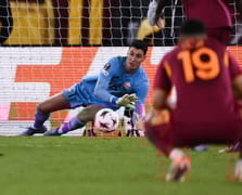 Üç kere geldiler, üç kere kurtardı: Avrupa onu konuşuyor