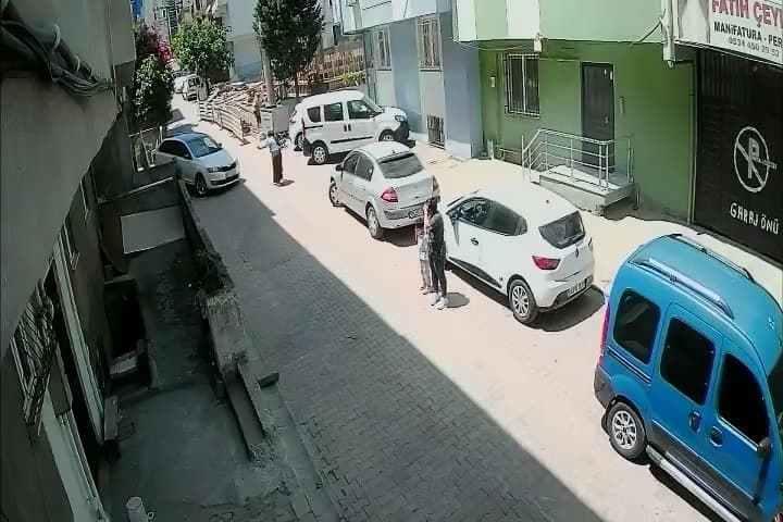 Yardım etmek istedi evin duvarını yıktı