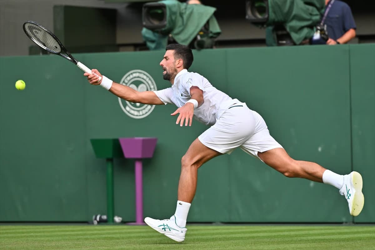 Wimbledon'da tek erkeklerde favoriler turladı: Djokovic ilk seti kaybetse de maçı çevirirken, Sinner rakibinin sakatlığıyla çeyrek finalde