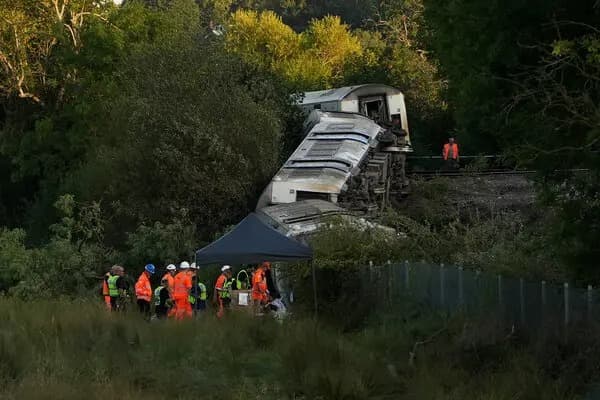 İngiltere'de yolcu treni raydan çıktı
