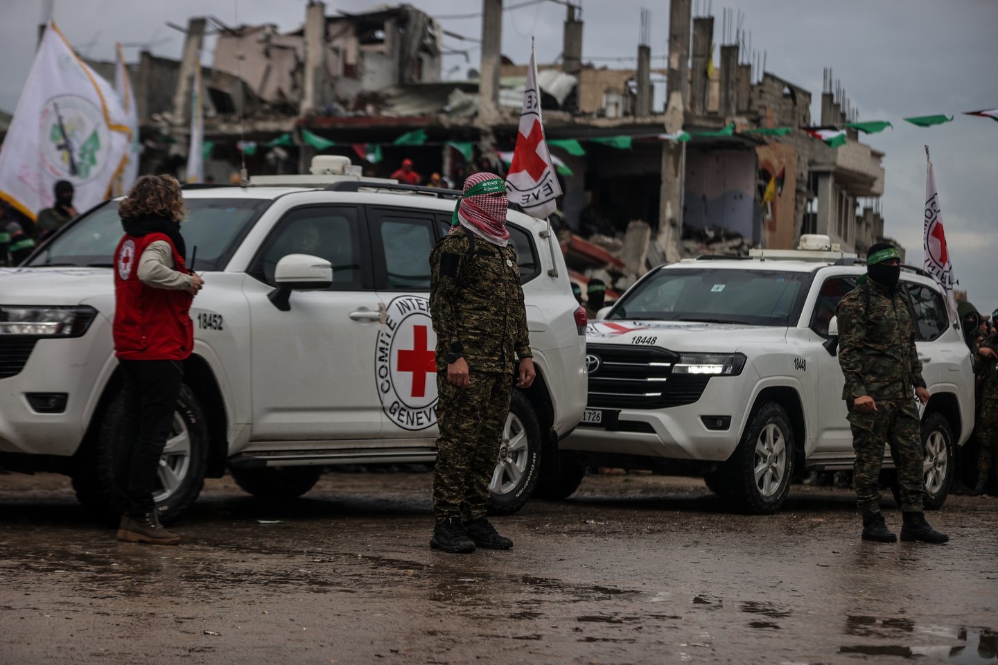 Hamas, esir takasının 7. turu kapsamında Gazze'deki 6 İsrailli esiri Kızılhaç'a teslim etti. (AA)
