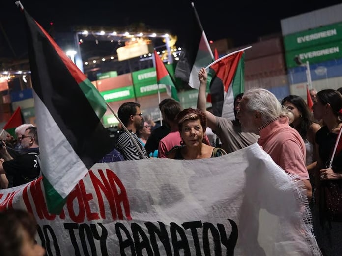 Yunanistan'da liman işçileri İsrail ile ticareti protesto etti