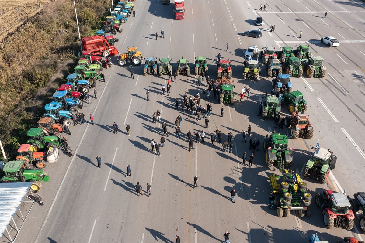 Yunanistan'da çiftçiler Atina-Selanik yolunu trafiğe kapattı