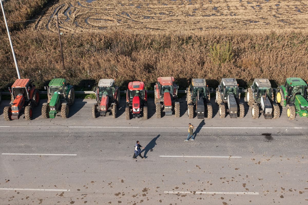 Yunanistan'da çiftçiler Atina-Selanik yolunu trafiğe kapattı