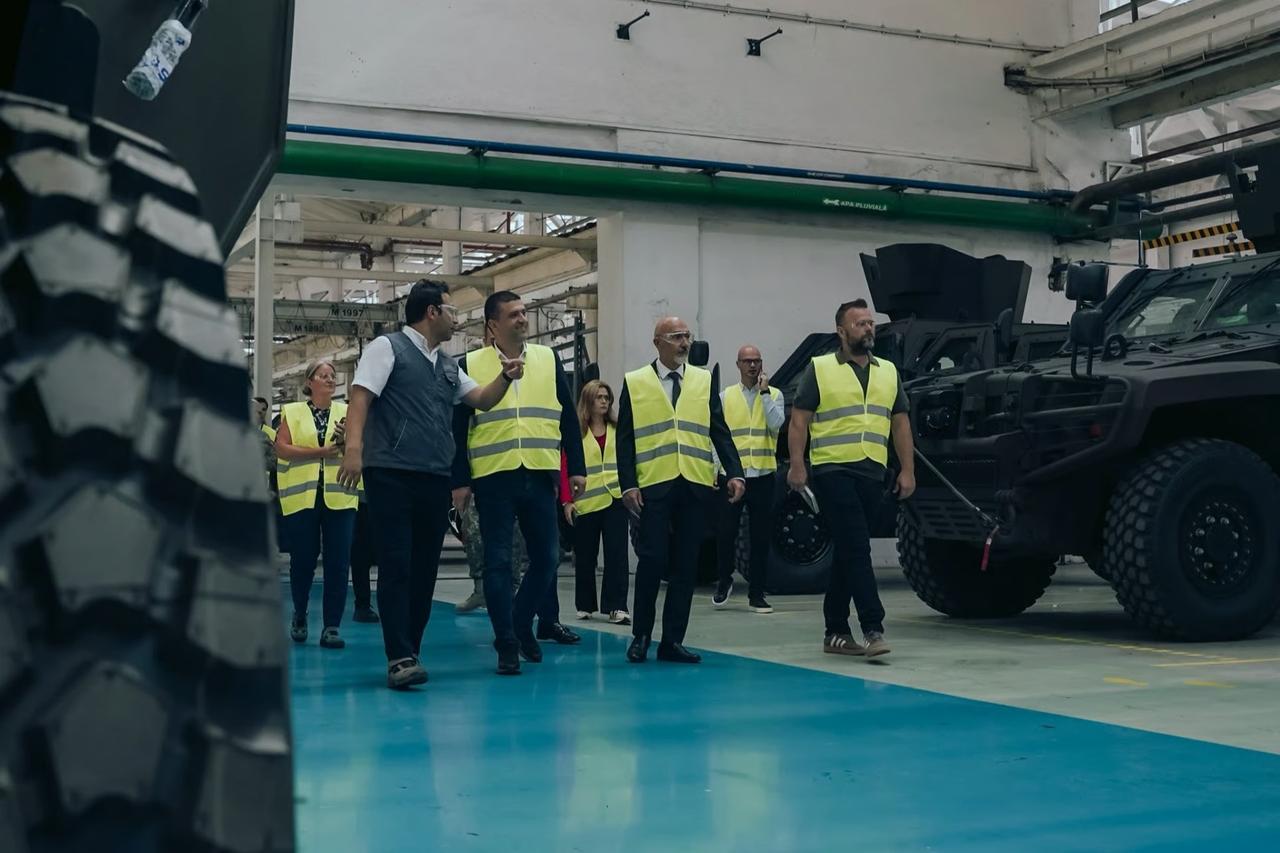 Romanya Savunma Bakanı Miruta, Otokar'ın Mediaş fabrikasını ziyaret etti