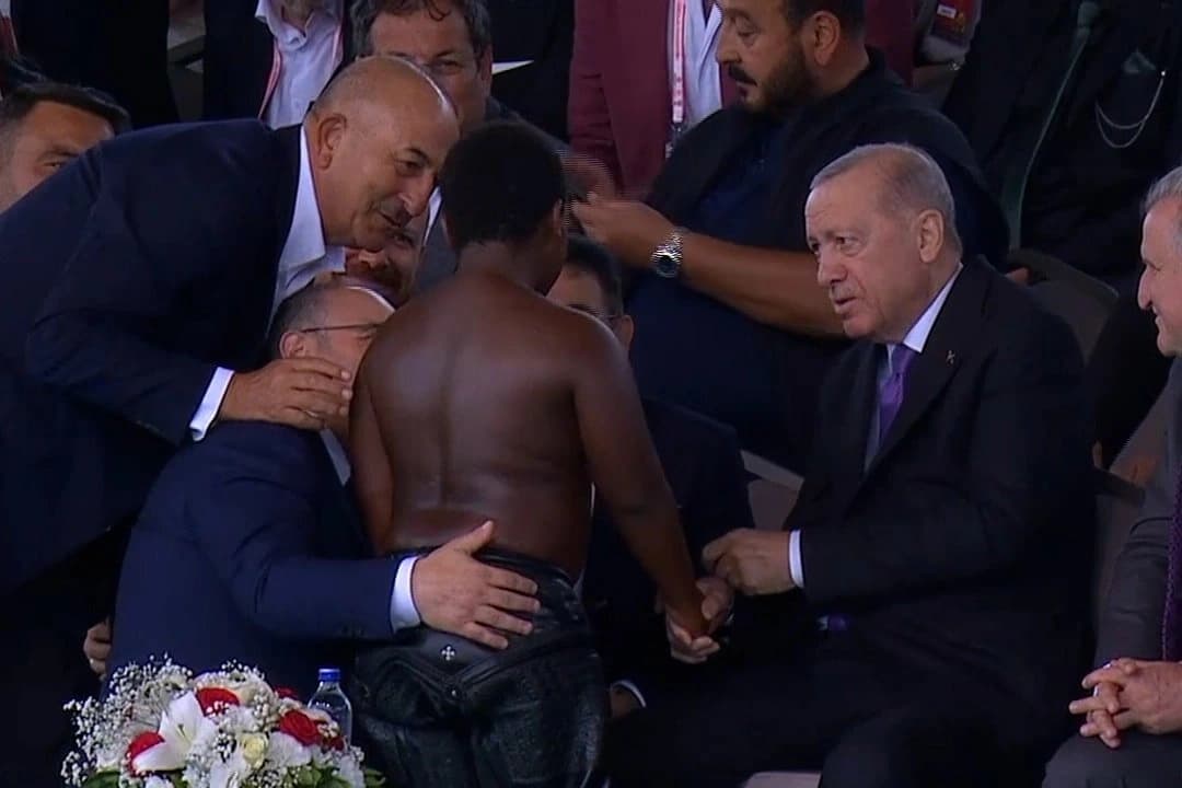 Cumhurbaşkanı Erdoğan'ın sohbet ettiği Tanzanyalı minik güreşçi konuştu