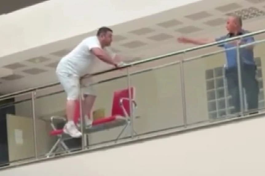 Uzaklaştırma kararı alınca sinir krizi geçirdi