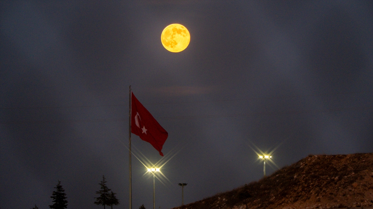 Türkiye'nin farklı şehirlerinde dolunay