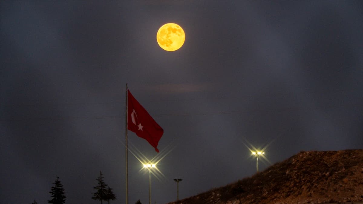 Türkiye'nin farklı şehirlerinde dolunay