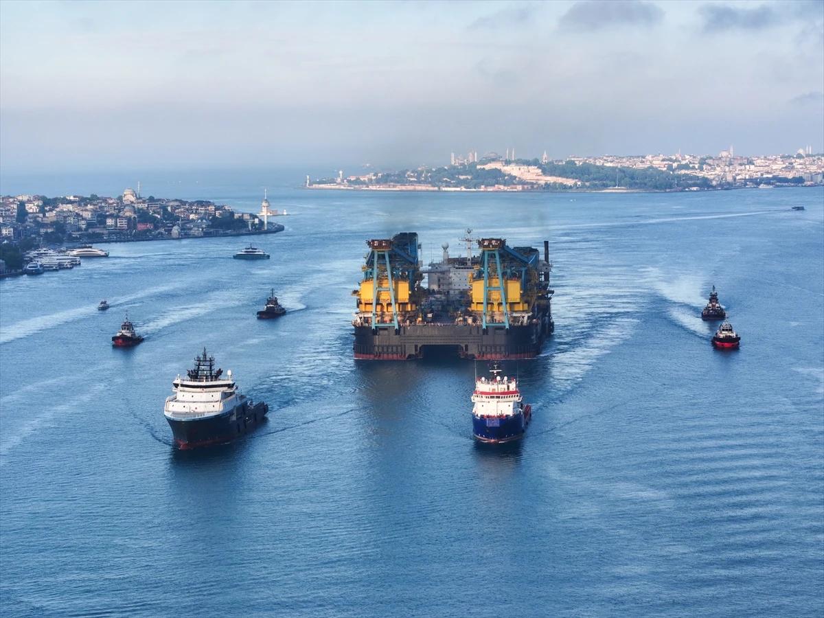 Köprülerin altından geçebilmek için boyunu kısaltacak: 'Saipem 7000' İstanbul Boğazı'nda!