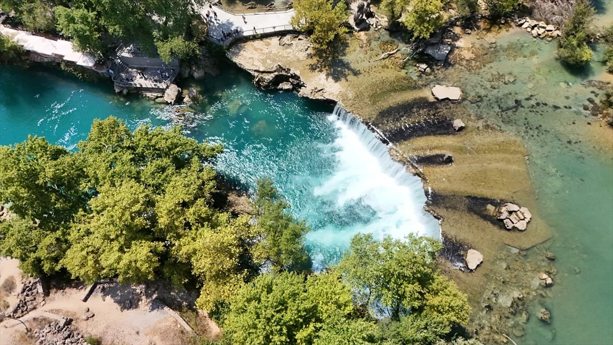 Manavgat Şelalesi yerli ve yabancı turistlerin odak noktasında