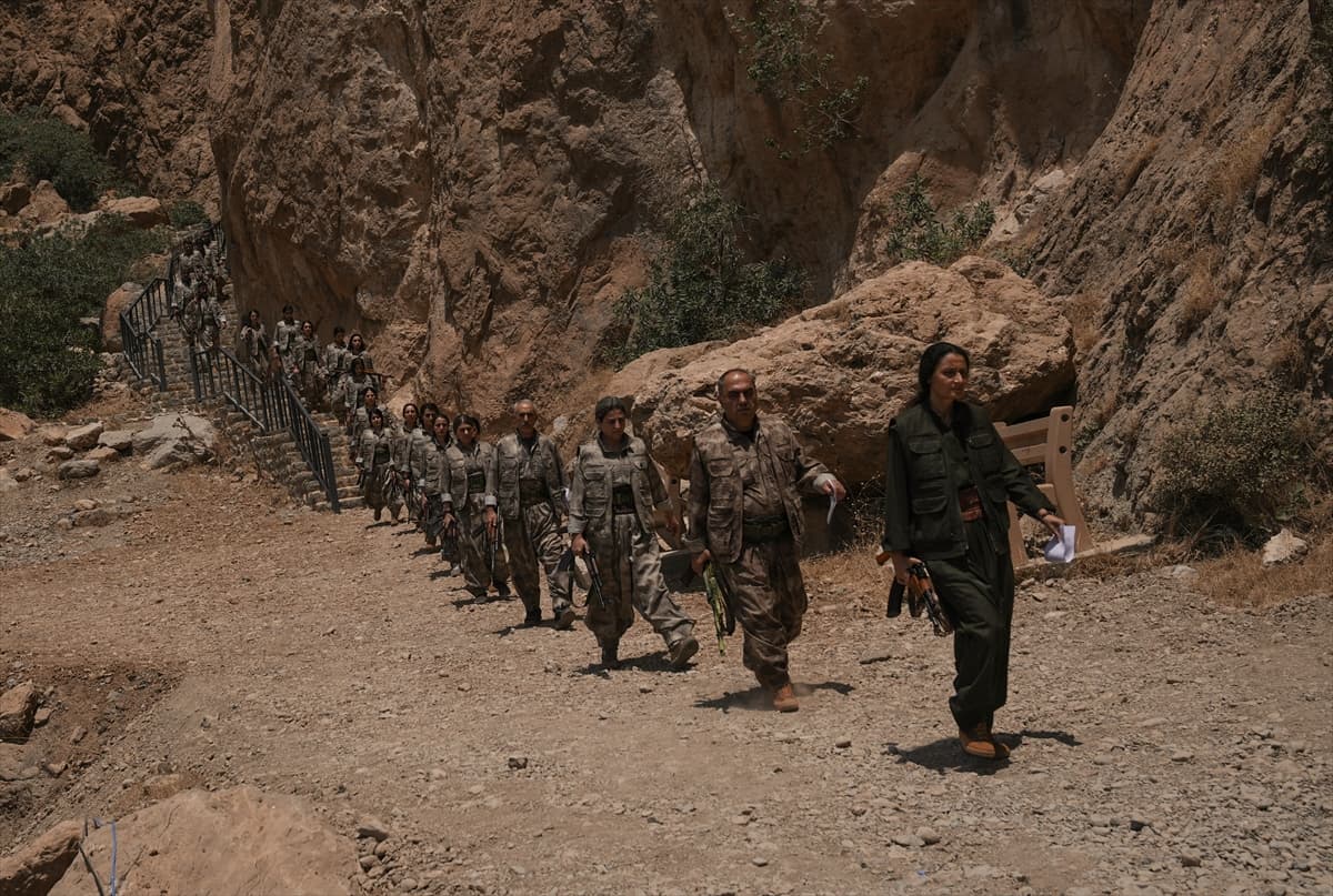PKK'dan bir grup silahlarını imha etti