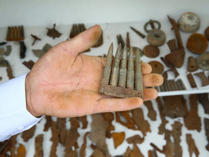 Savaş alanından topladıklarıyla müze kurdu