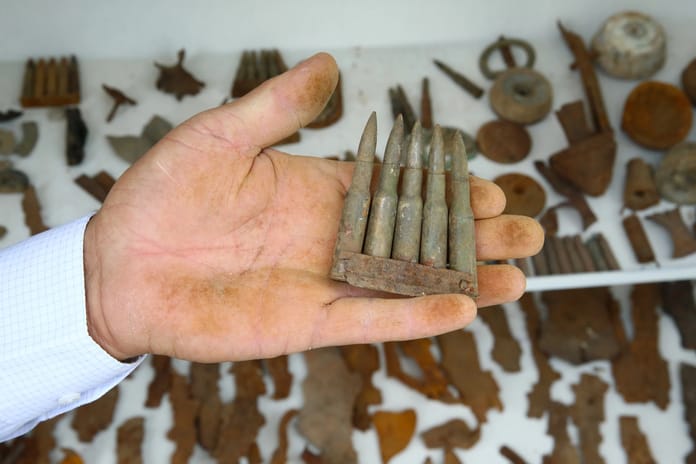 Savaş alanından topladıklarıyla müze kurdu