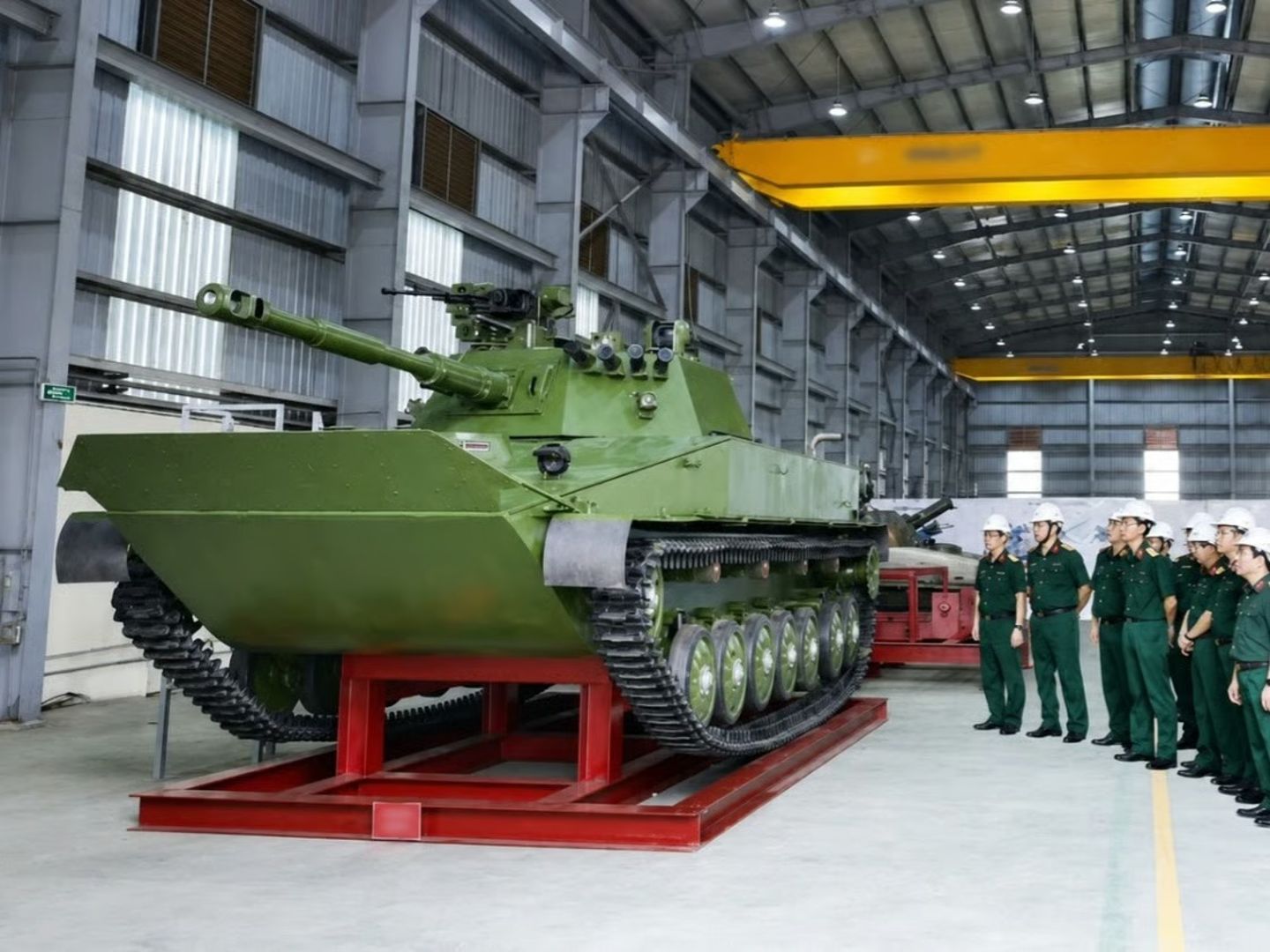 Vietnam, yerli üretim T-1 amfibi hafif tank prototipini tanıttı