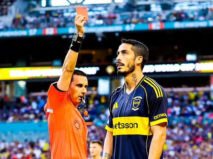 Milli futbolcular sahnedeydi: Üç kırmızı kartın çıktığı maçta kazanan çıkmadı