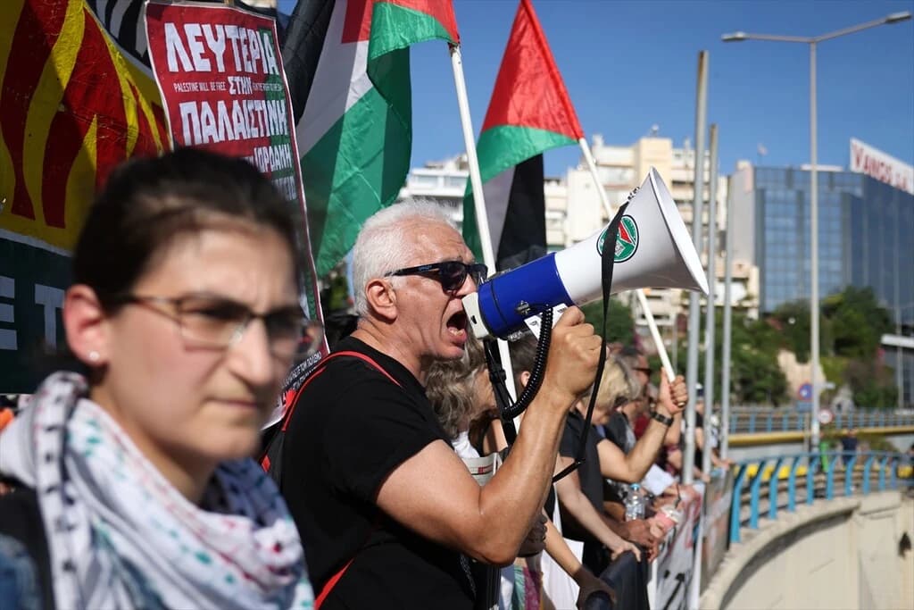 Yunanistan'da İsrailli turistleri taşıyan gemi protesto edildi