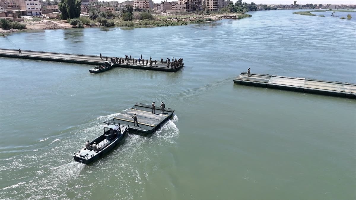 TSK ile Suriye ordusu işbirliğiyle Fırat Nehri üzerine yüzer köprü kuruldu