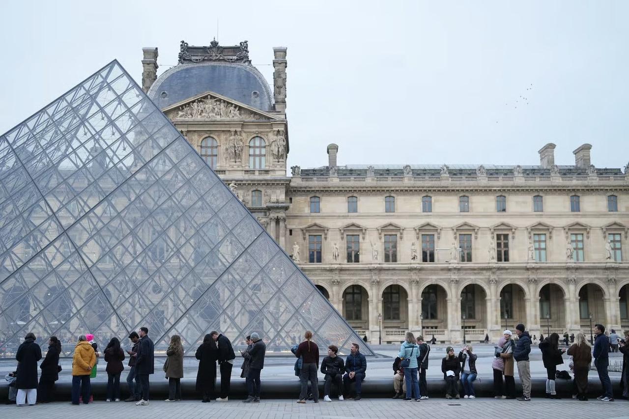 Louvre'da bir skandal daha patladı!