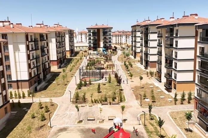 Bakan Kurum: Deprem bölgesinde hak sahiplerinin yüzde 80'i konutuna kavuşuyor