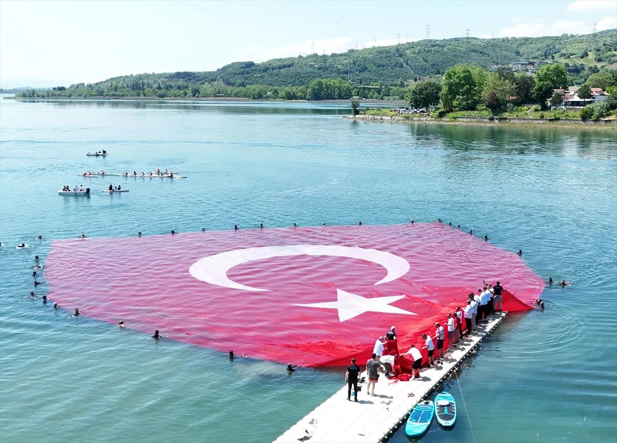 19 Mayıs Sapanca Gölü Türk bayrağı 
