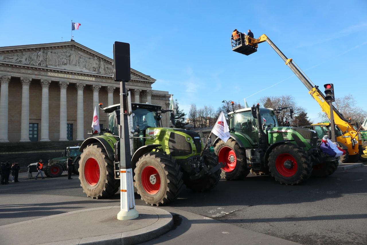 Paris'te çiftçiler traktörleriyle sokağa çıktı