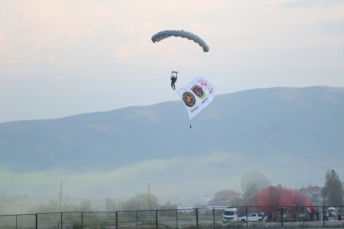 Kapadokya semalarında nefes kesen gösteri: JÖAK paraşüt timi sıcak hava balonundan atladı