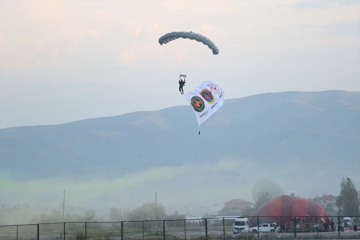 Kapadokya semalarında nefes kesen gösteri: JÖAK paraşüt timi sıcak hava balonundan atladı