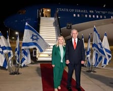 Kıyafetler tartışma yarattı: Netanyahu çifti Filistin bayrağını andırdı