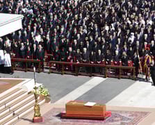 Papa son yolculuğuna uğurlandı