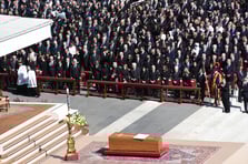 Papa son yolculuğuna uğurlandı