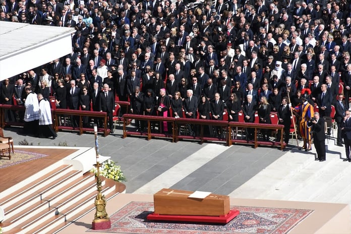 Papa son yolculuğuna uğurlandı